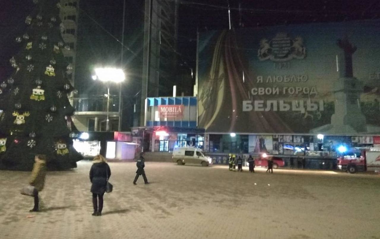 Alertă la Bălți: O bombă ar fi sub bradul de Crăciun din centrul orașului
