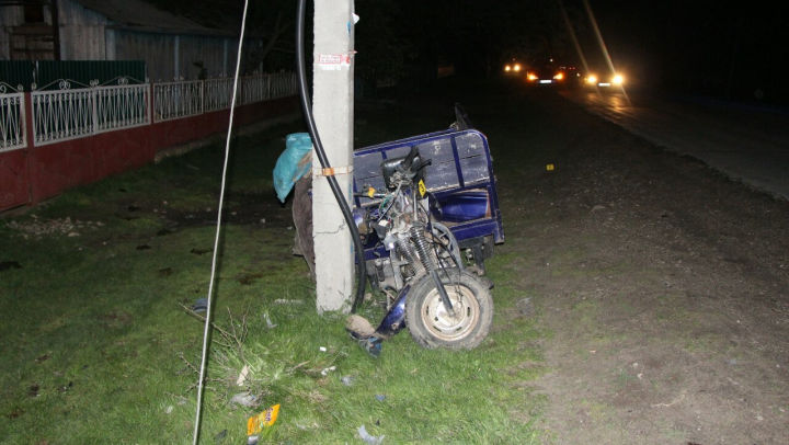 Doi tineri au murit după ce motocicleta pe care se aflau a intrat într-un pilon