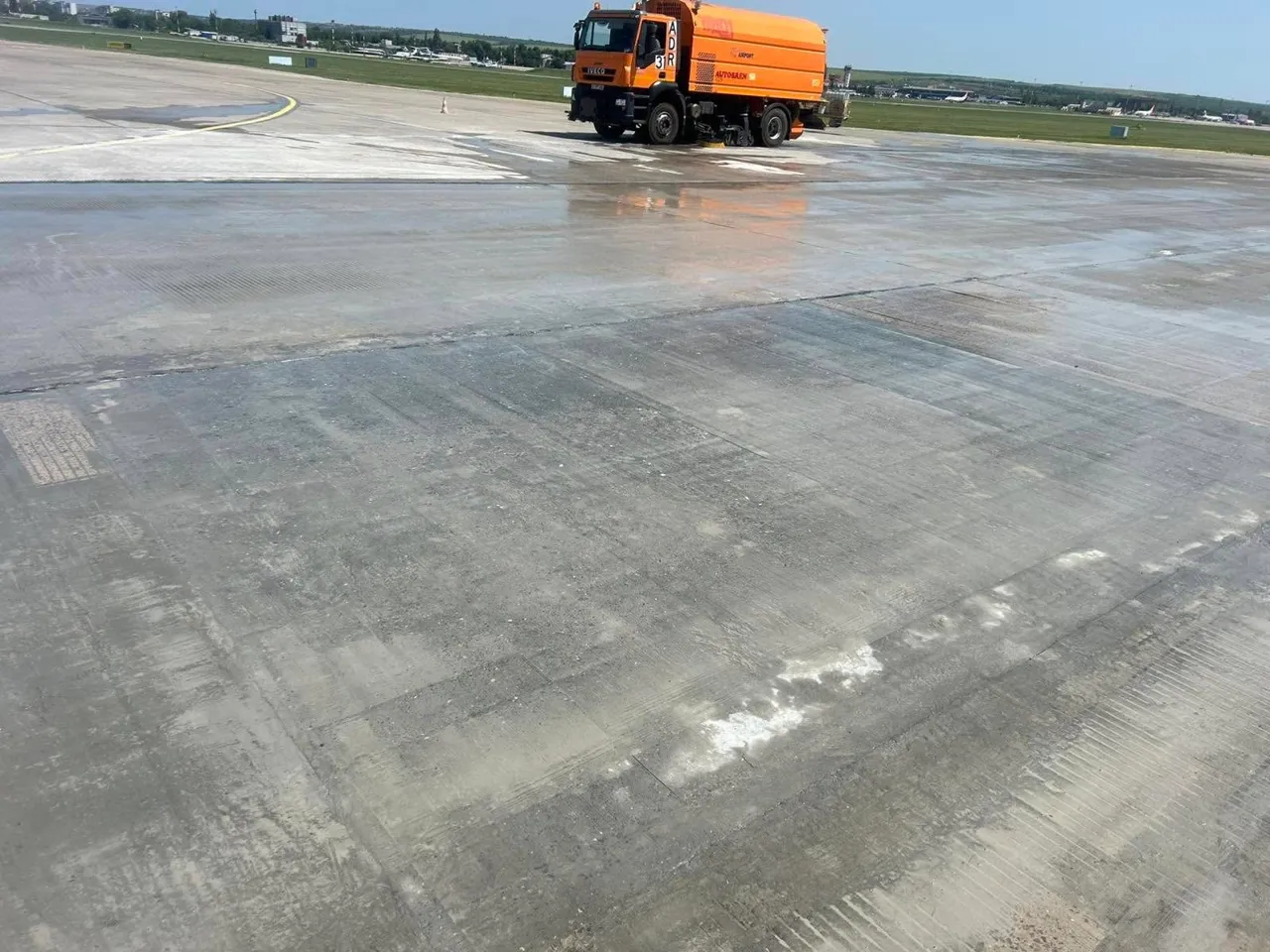 Pista de aterizare a Aeroportului Chișinău, redeschisă înainte de termen după reparații