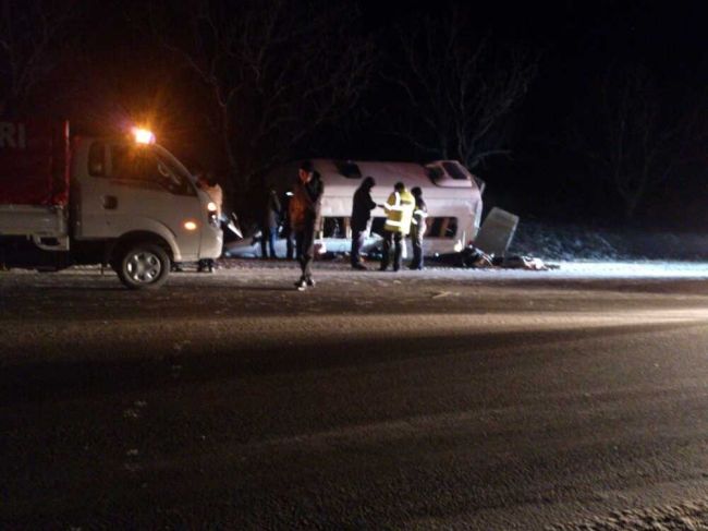 Accident cu implicarea unui microbuz de rută: doi morţi şi 10 răniţi