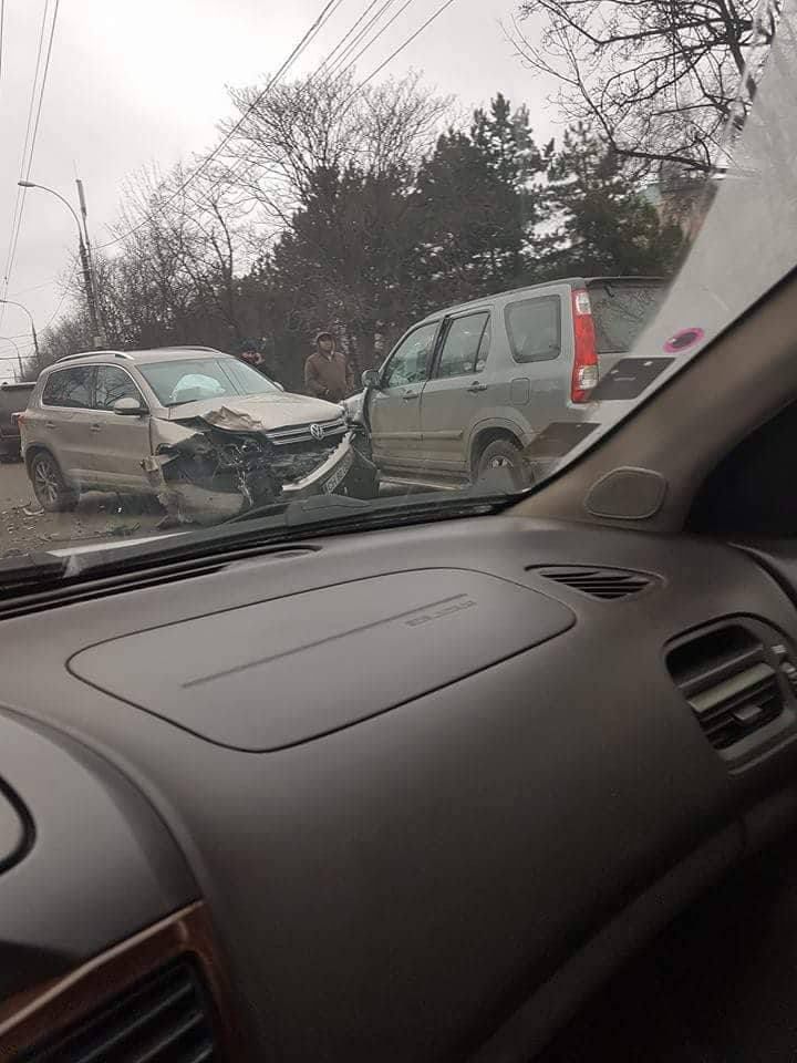 Accident în lanț în Capitală: Trei persoane, dintre care un minor, au ajuns la spital
