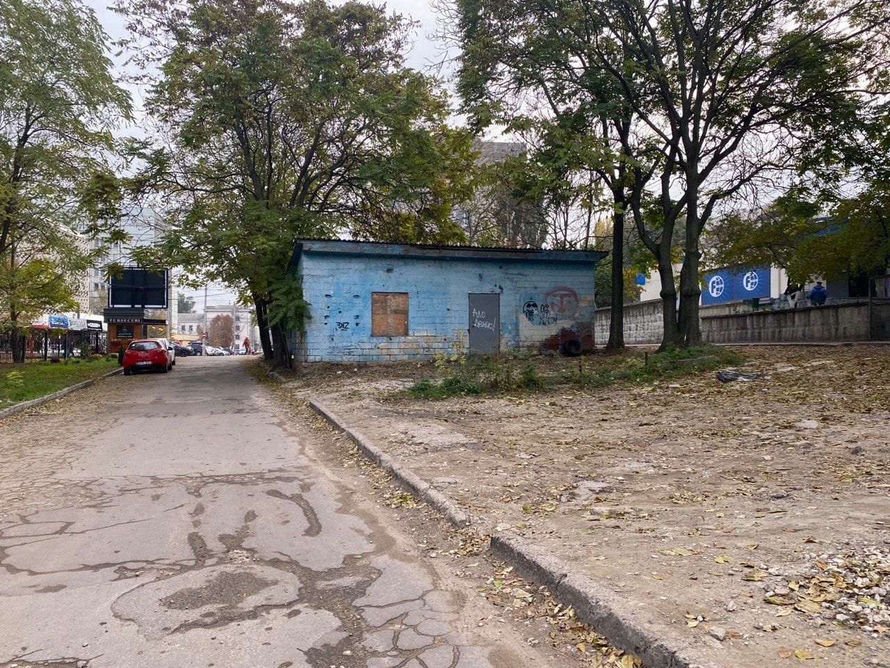 На участке, незаконно занятом экономическим агентом, обустроят парковку