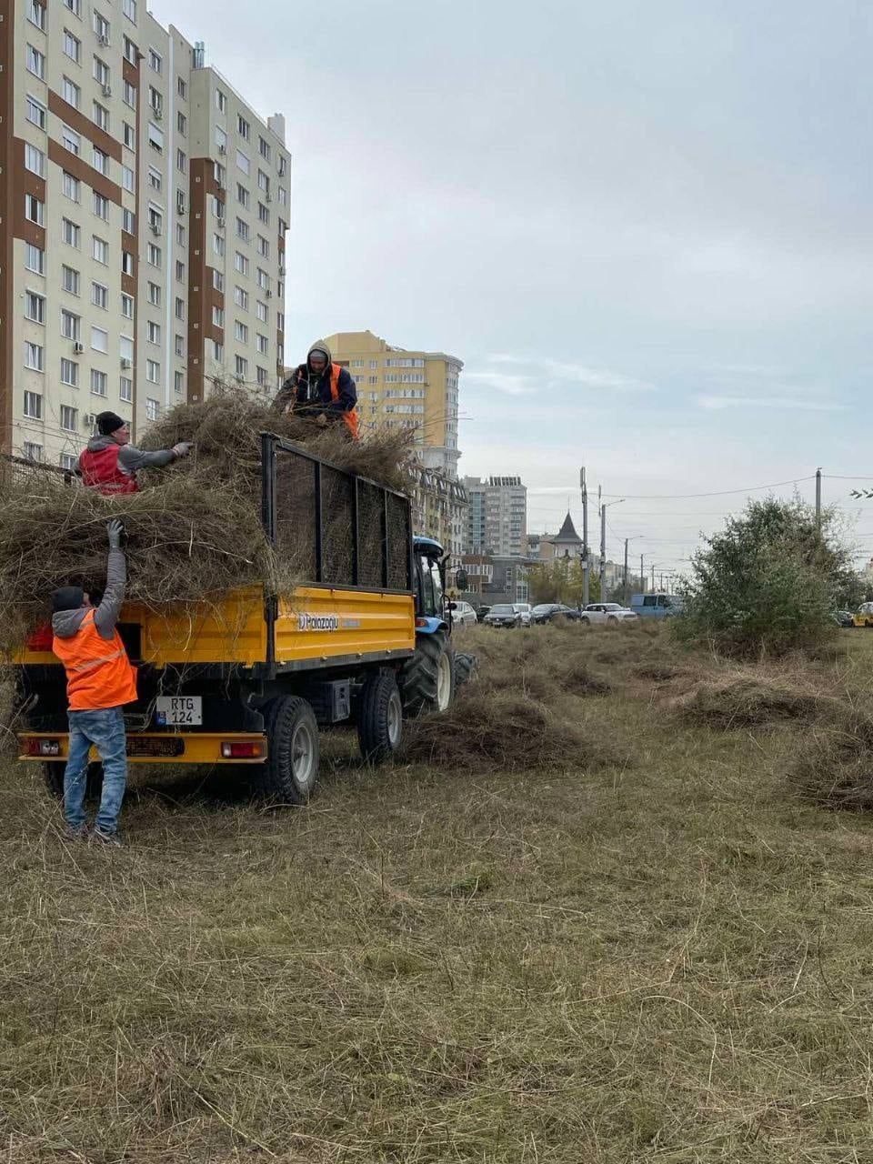 Осенняя кампания по уборке в Кишинёве продолжается
