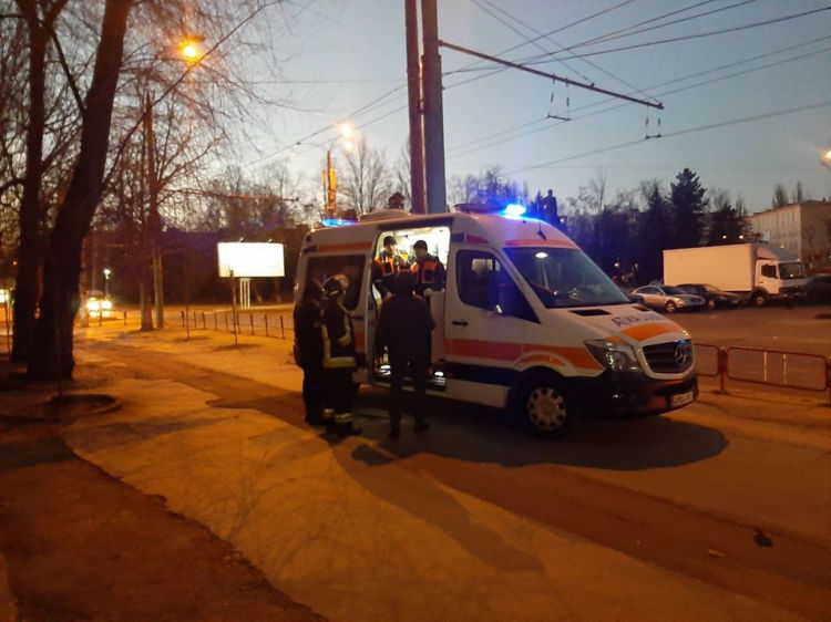 В страшном пожаре в столице погибла женщина, а 3 детей госпитализировали