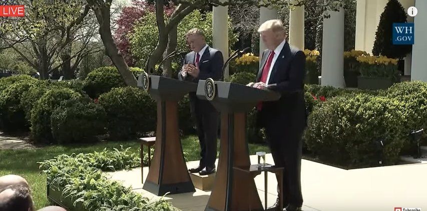 Король Иордании провел пресс-конференцию с Трампом  стоя на коробке