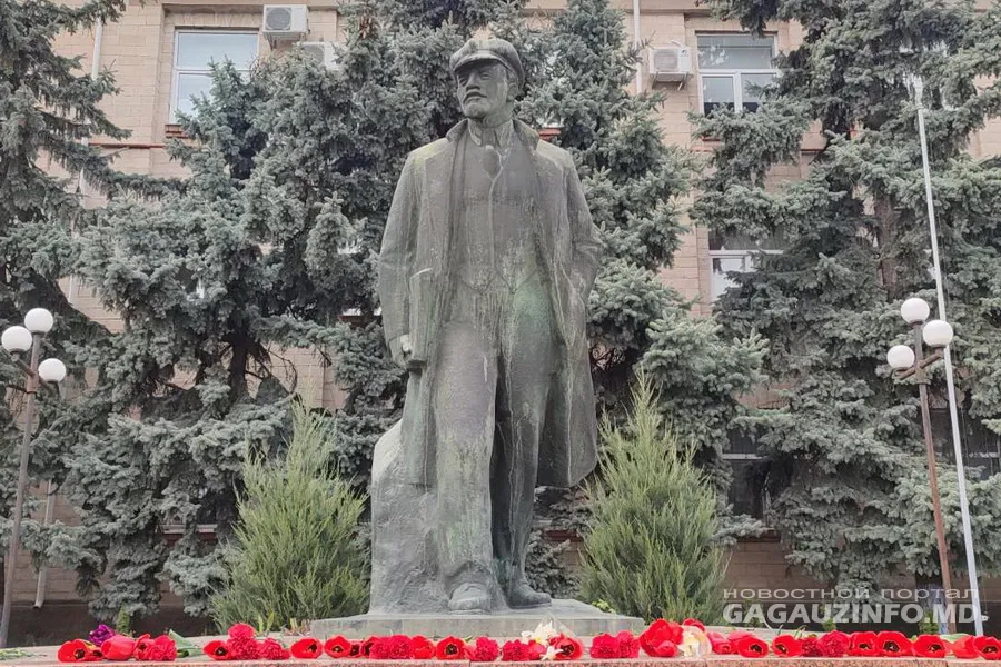 В Комрате возложили цветы к памятнику Владимира Ленина