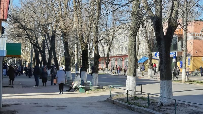 В центре Глодян, где зафиксирована вспышка COVID-19, многолюдно