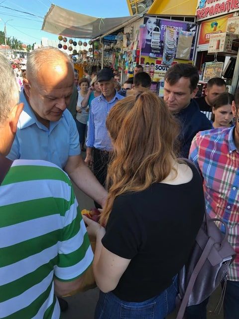 Андрей Нэстасе помог собрать фрукты мужчине, у которого порвался пакет