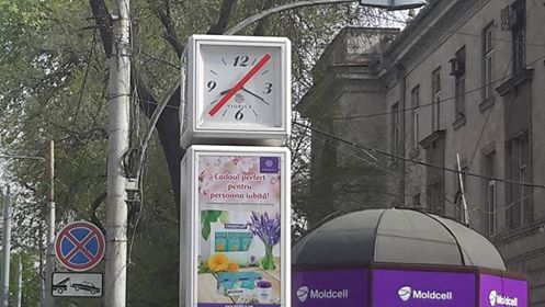 Неработающие часы в центре Кишинева заклеили цветной лентой вместо того, чтобы починить