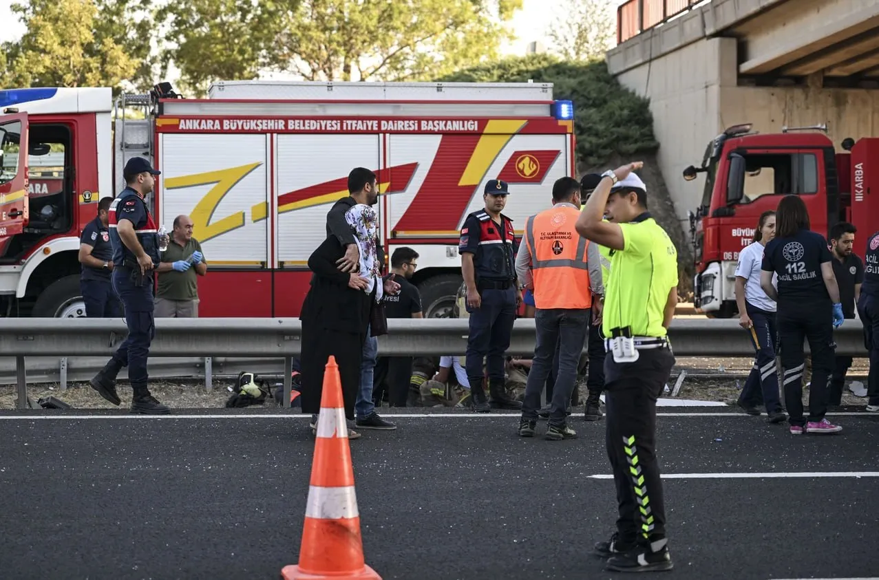 Un autobuz s-a izbit într-un pilon pe un pod din Ankara: 9 morți și 26 de răniți