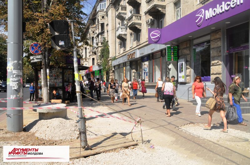 Падающий светофор в центре Кишинева привязали веревкой