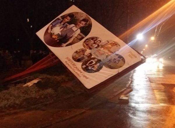 Un BMW X5 a făcut praf un panou publicitar