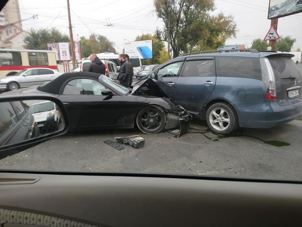 В столице столкнулись Porsche и Mitsubishi