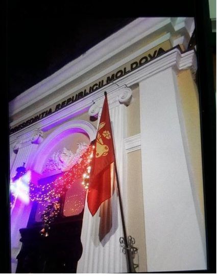 На резиденции Президента вывесили флаг Молдавского Княжества