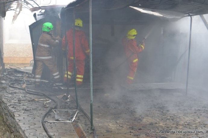 В Унгенах автомобиль сгорел прямо во дворе дома
