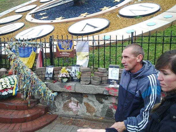 В Киеве вандал разгромил памятник Небесной сотне