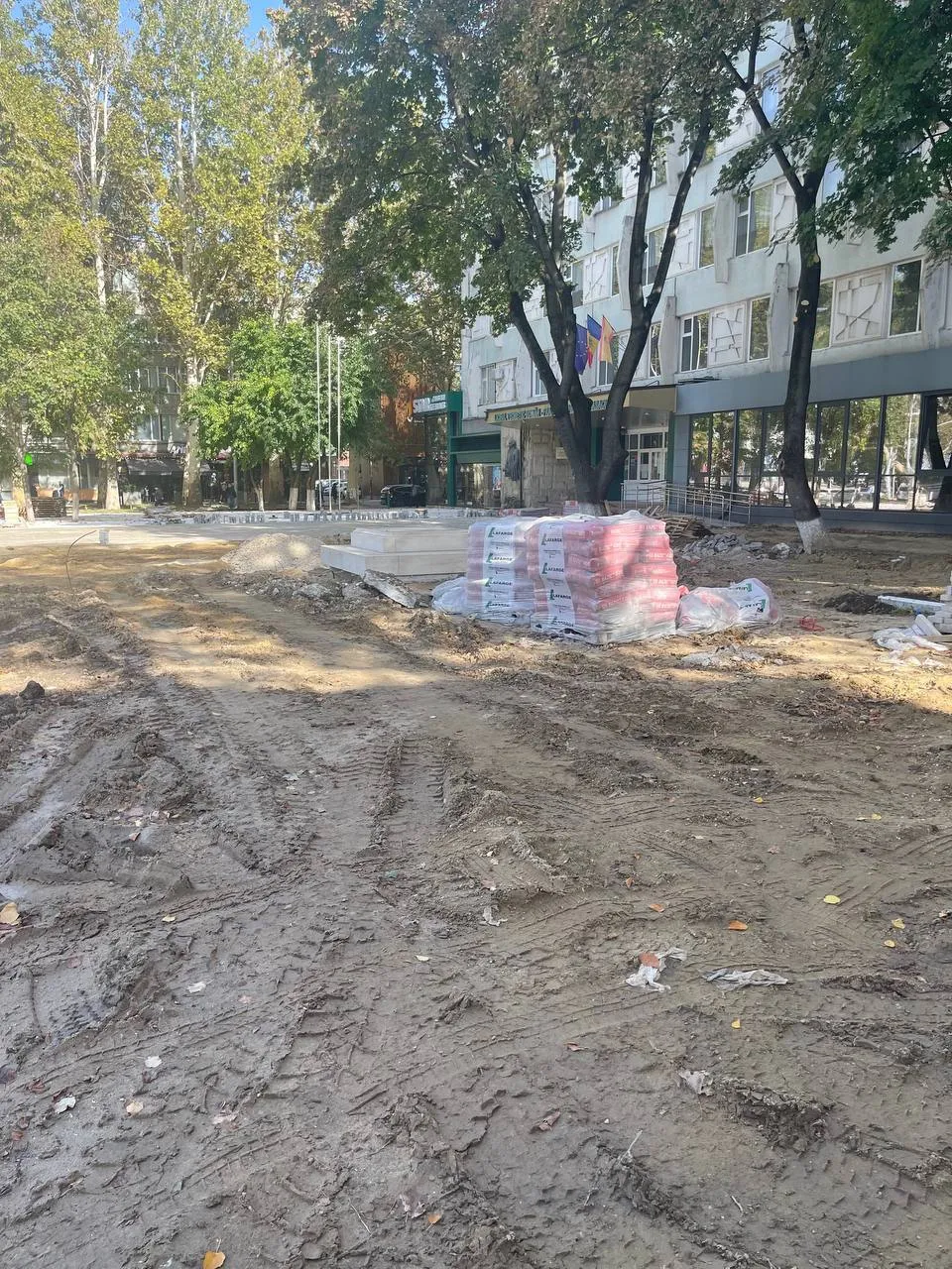 Scuarul din preajma Liceului Gheorghe Asachi este în proces de reabilitare