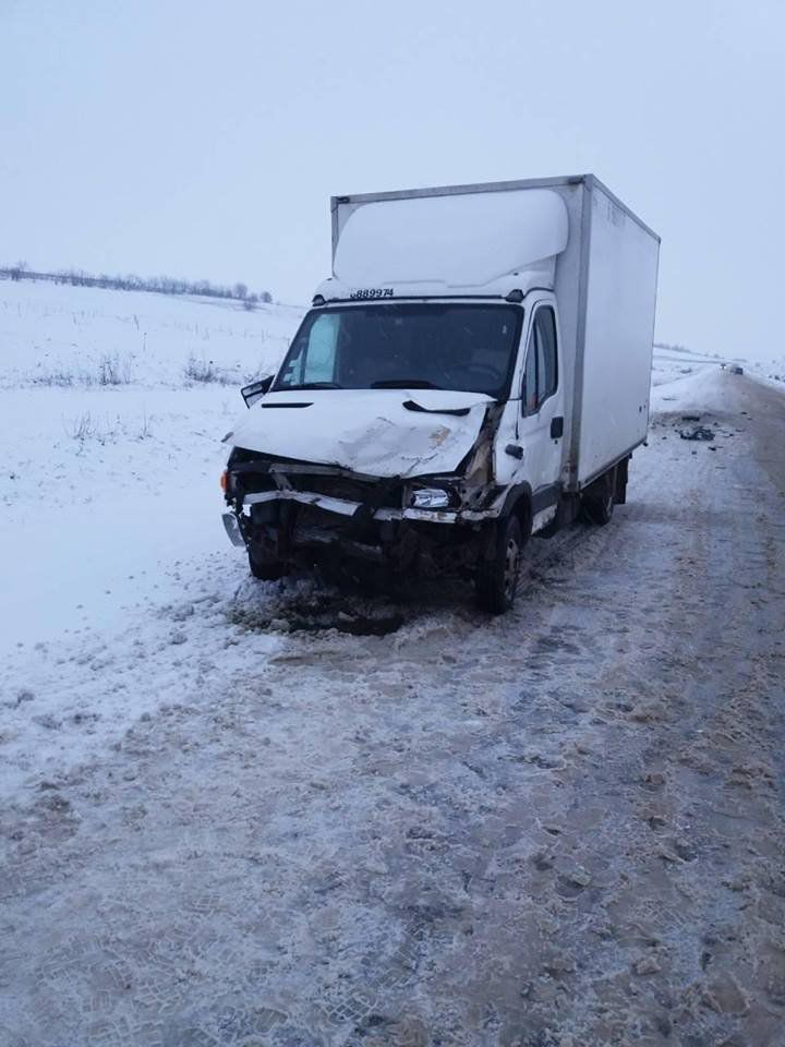 Două persoane au murit într-un grav accident la Telenești. Automobilul în care se aflau, făcut zob