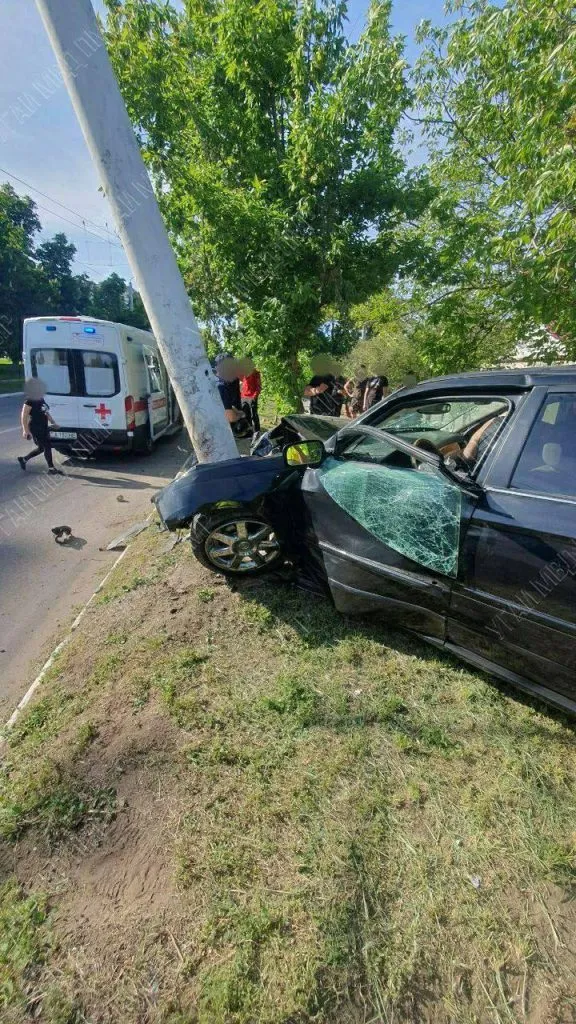 В Бендерах водитель врезался в электроопору