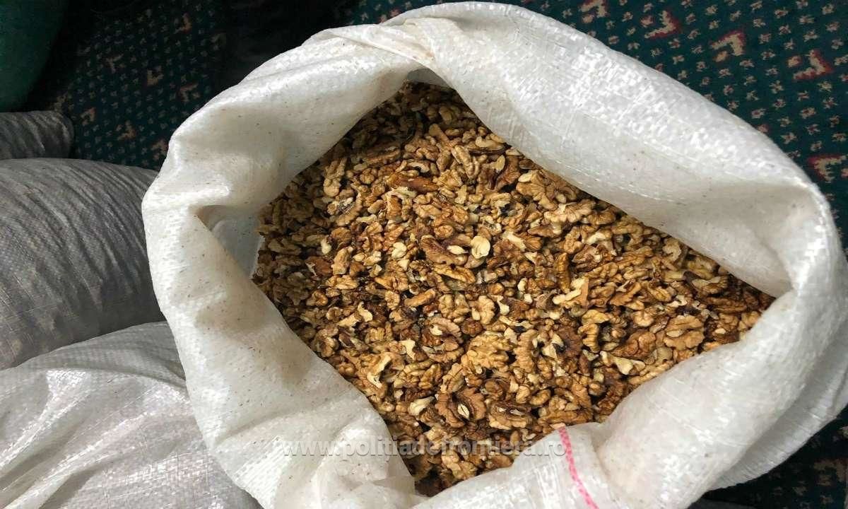 Жительницы Молдовы пытались контрабандой ввезти в Румынию грецкие орехи