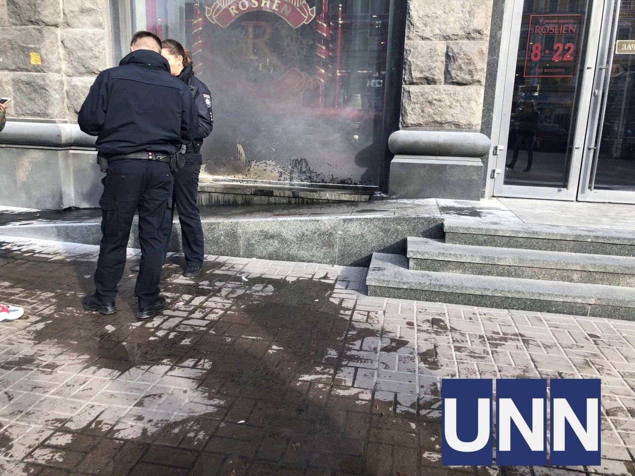 В центре Киева подожгли еще один магазин Roshen