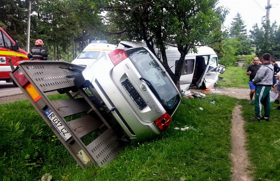 Un microbuz cu 10 moldoveni s-a răsturnat în România