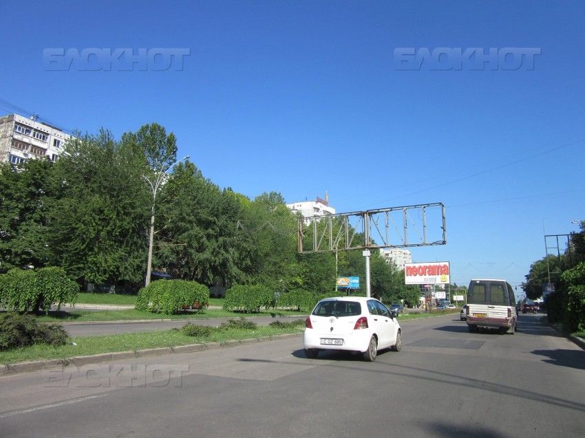 Примэрия Кишинева начала демонтаж рекламных панно на бульваре Дачия