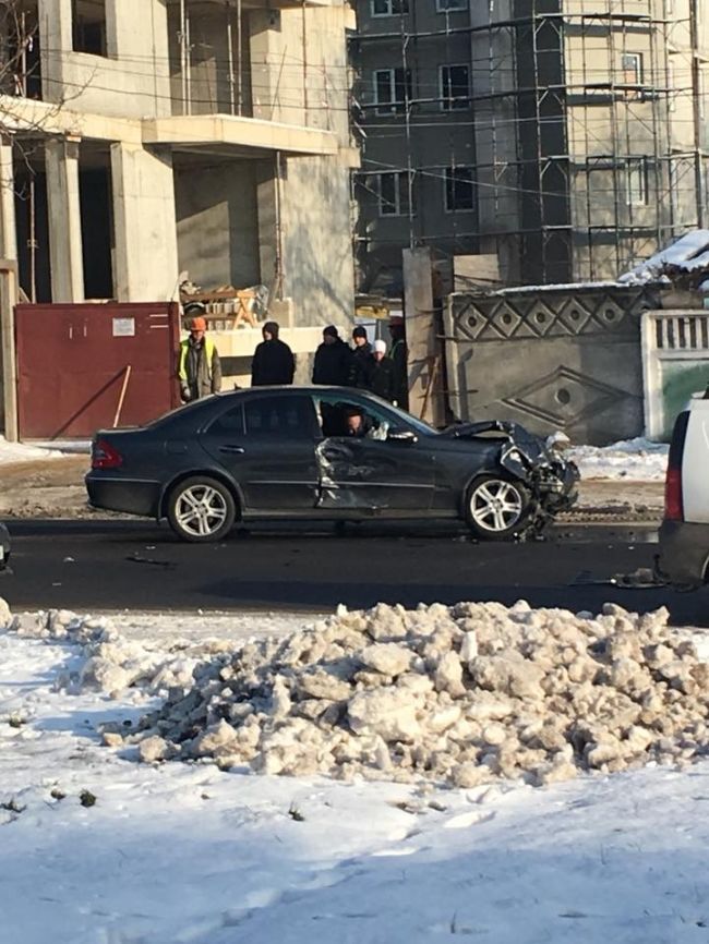 Accident grav la Botanica: Un Mercedes și o Kia, făcute zob