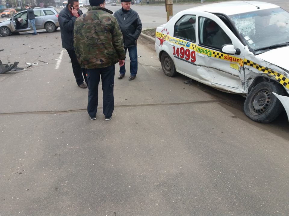 Accident matinal în Capitală: Două mașini, avariate