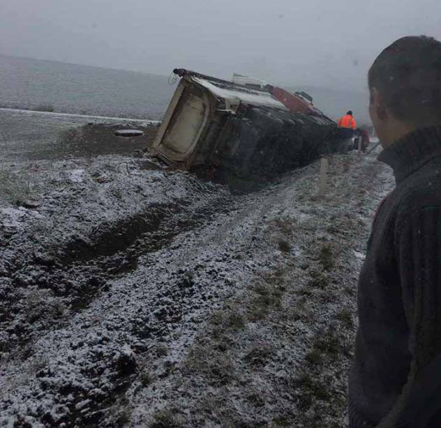 Un TIR s-a răsturnat pe traseul Hâncești-Bozieni