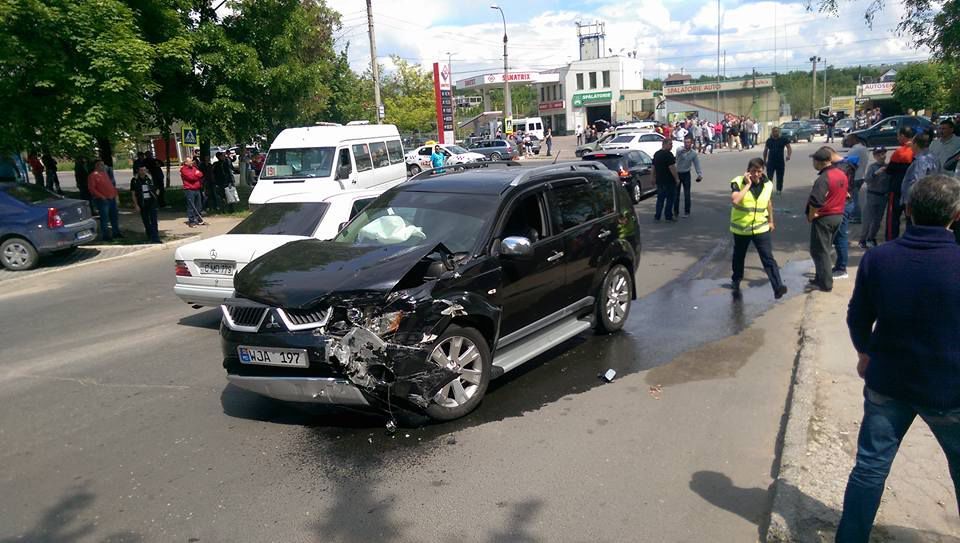 Пытаясь оторваться от полиции, пьяный водитель въехал в «Мерседес»