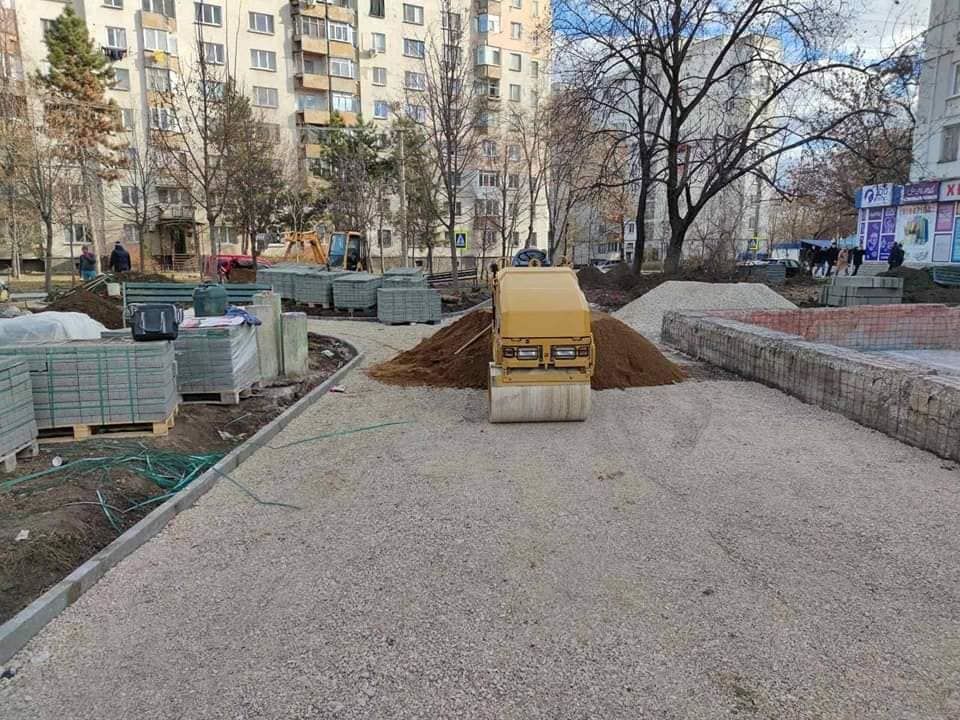 Продолжаются работы по восстановлению сквера на улице Н. Титулеску