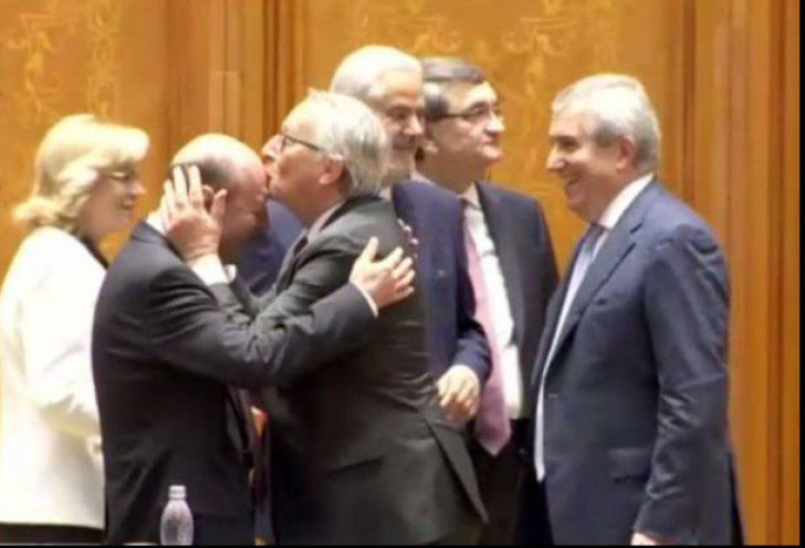 Moment inedit în Parlament! Jean Claude Juncker l-a pupat pe frunte pe Traian Băsescu