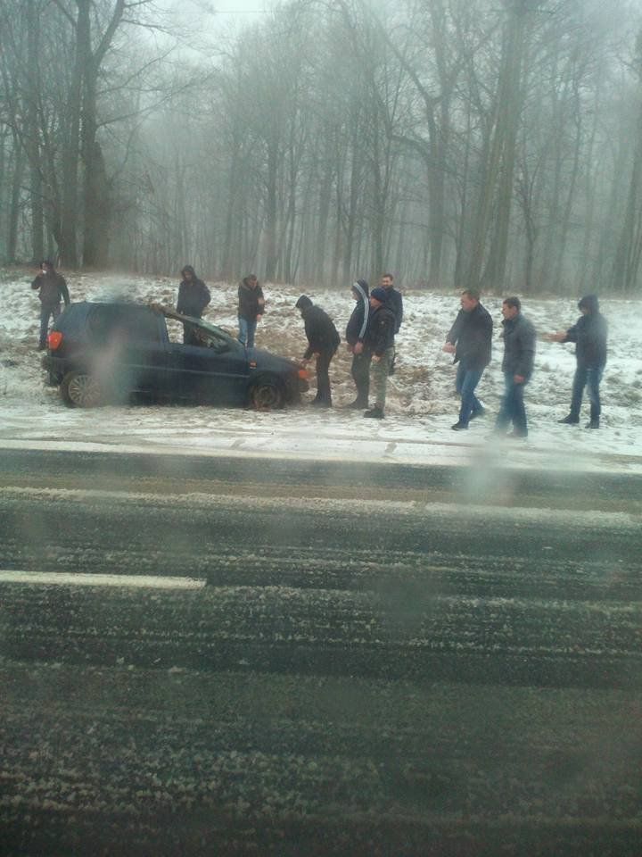 Mai mulţi moldoveni au intervenit să ajute victimele unui accident, după ce o maşină s-a răsturnat pe şosea
