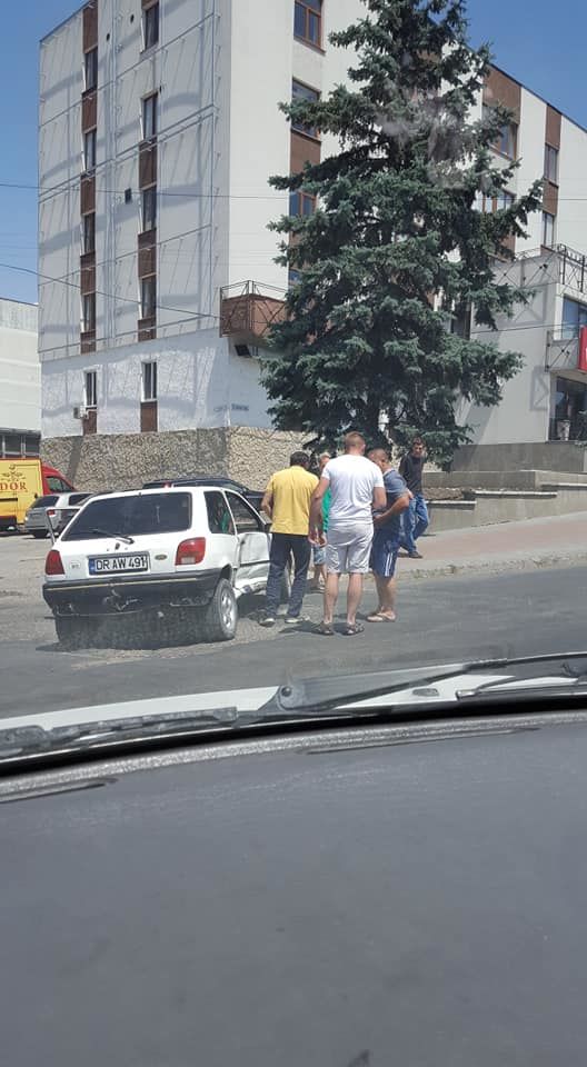 На столичной улице столкнулись два легковых автомобиля