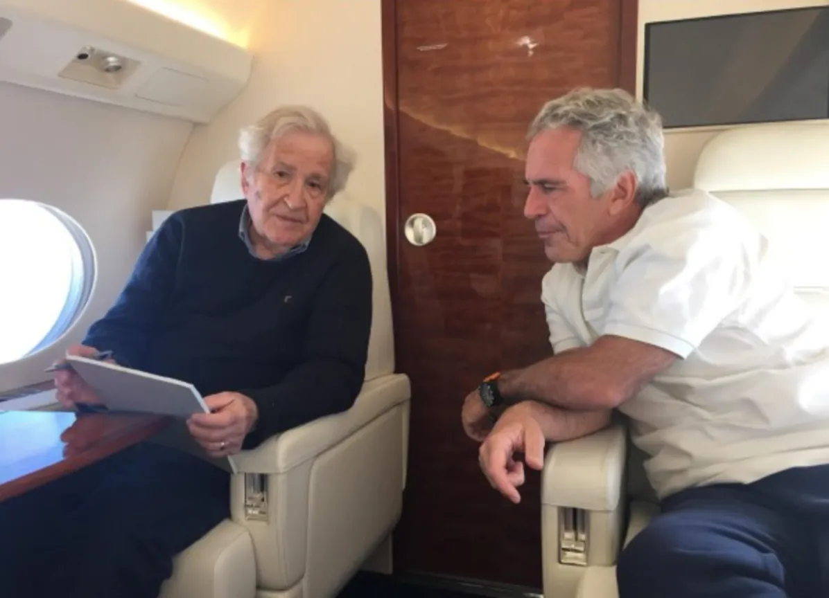 În noile fotografii din dosarul Epstein este surprinsă o tânără din Rusia și cartea „Lolita”