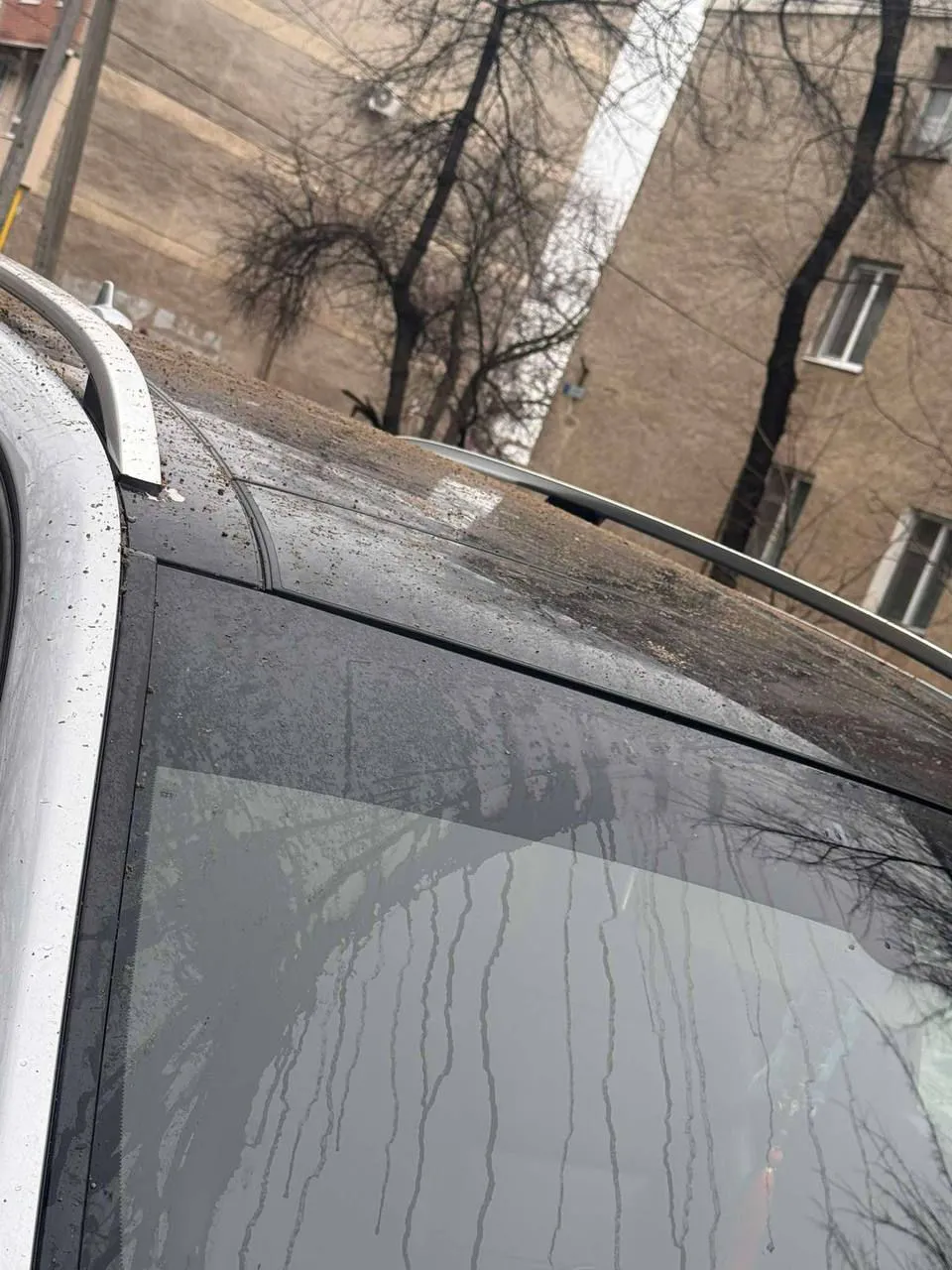 Drumarii din Bălți au împrăștiat antiderapant nu doar pe drumuri, dar și peste mașini