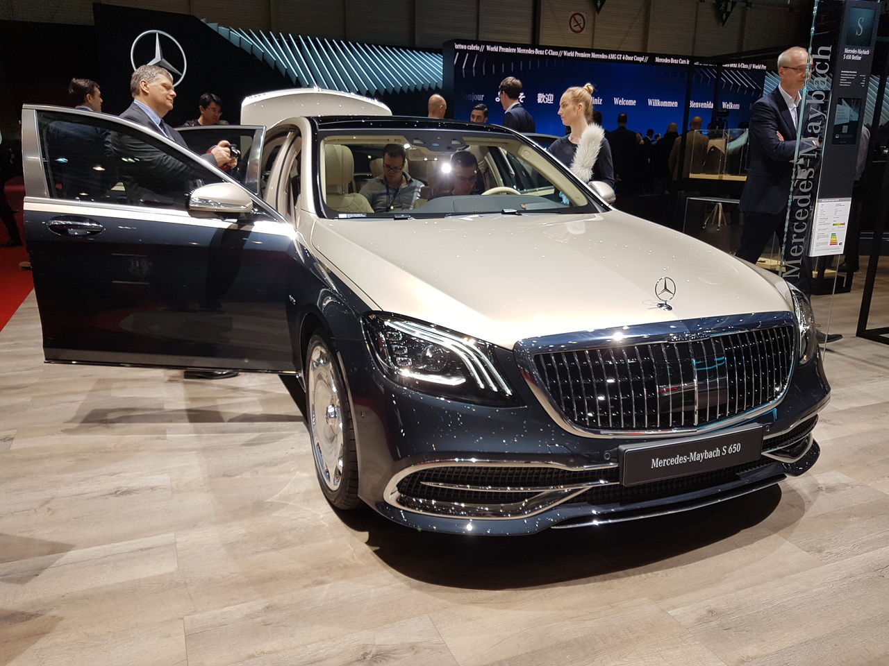 Mercedes-Maybach S-Class научили проецировать картинки на дорогу