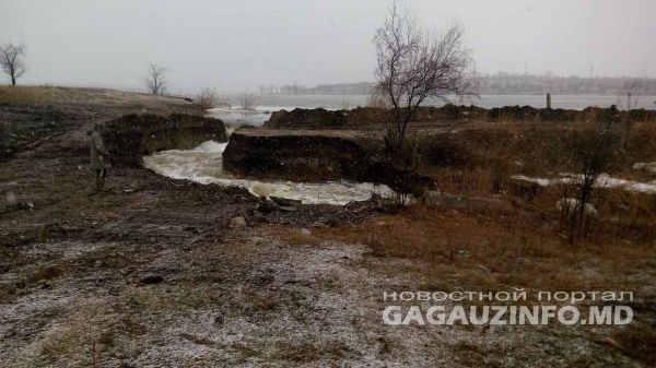 Плотину комратского озера прорвало