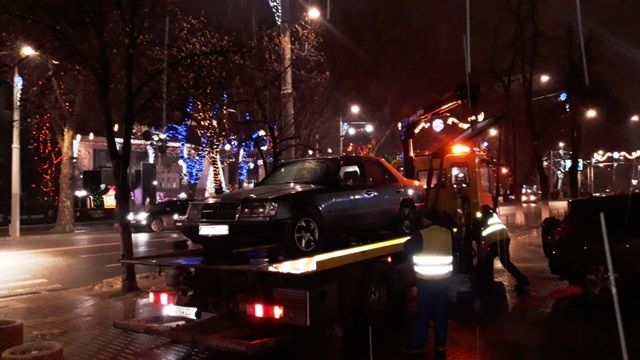 Возле столичного кинотеатра эвакуировали припаркованные авто