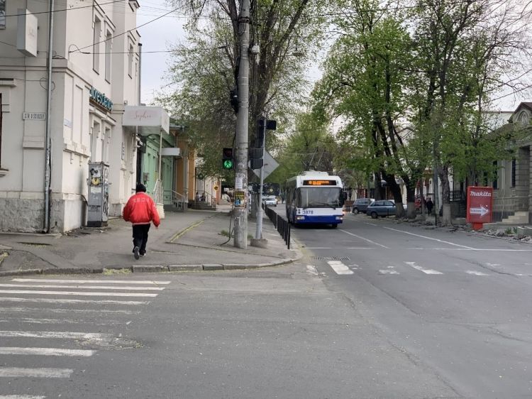 Мэрия Кишинева уточнила относительно столбиков на тротуарах
