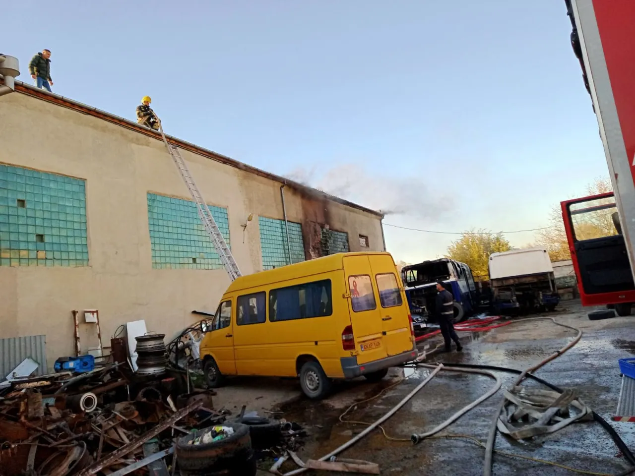 В Аненах потушили пожар в автомастерской