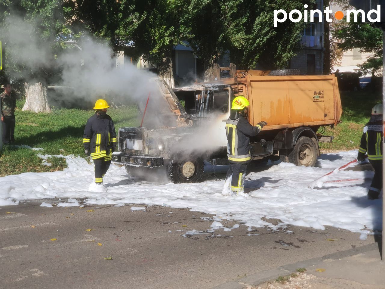 На столичной улице загорелся мусоровоз: пожарные быстро потушили пламя