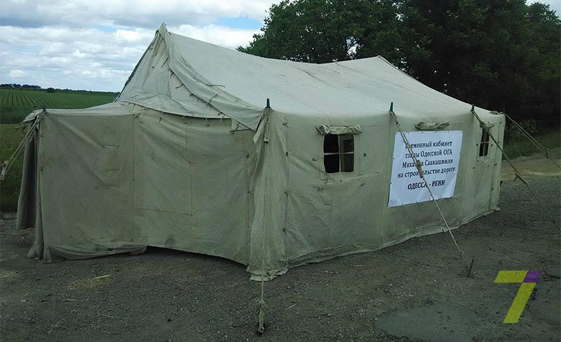 Саакашвили открыл временный кабинет на трассе под Одессой
