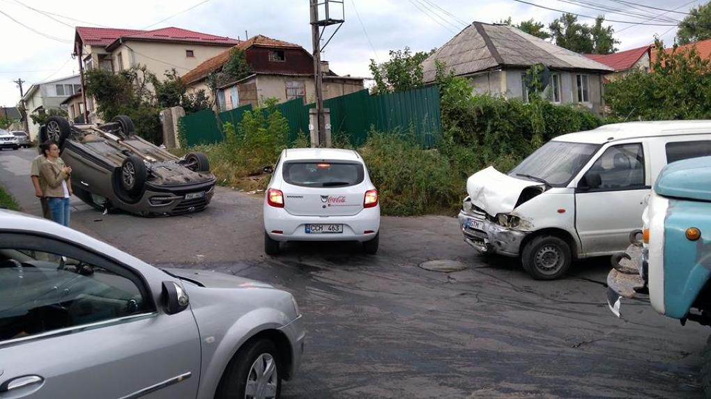 O mașină s-a răsturnat la o intersecție dintr-un cartier din Chișinău, după ce s-a ciocnit cu alta