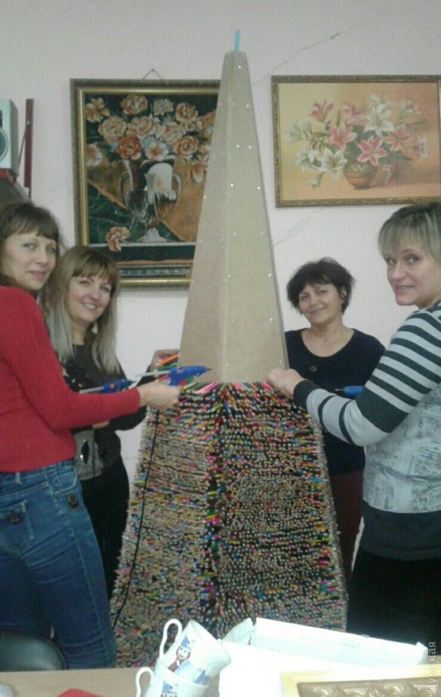 В Одесской области собирают новогоднюю елку из тысяч цветных карандашей