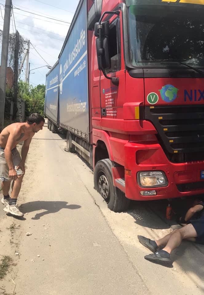 В Кишиневе грузовик провалился одним колесом под асфальт