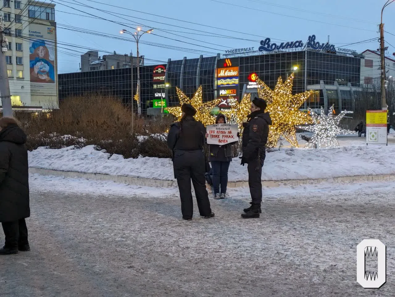 В городах России проходят стихийные митинги памяти Навального
