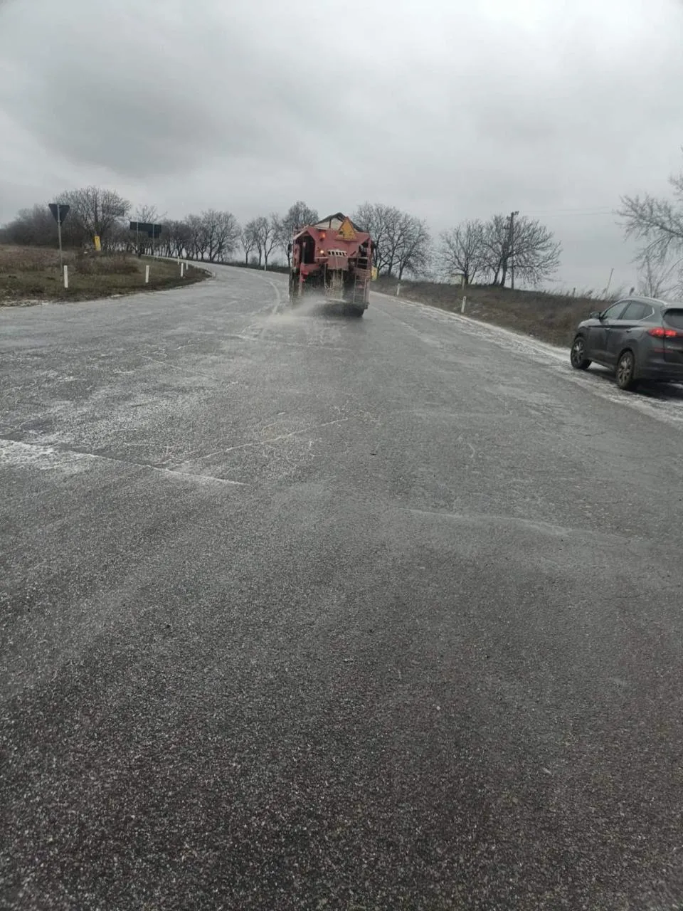 Drumarii au intervenit pe trasee pentru combaterea lunecușului