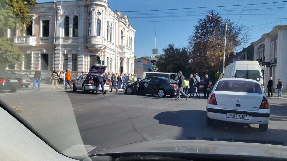 В центре Кишинева столкнулись микроавтобус и легковой автомобиль